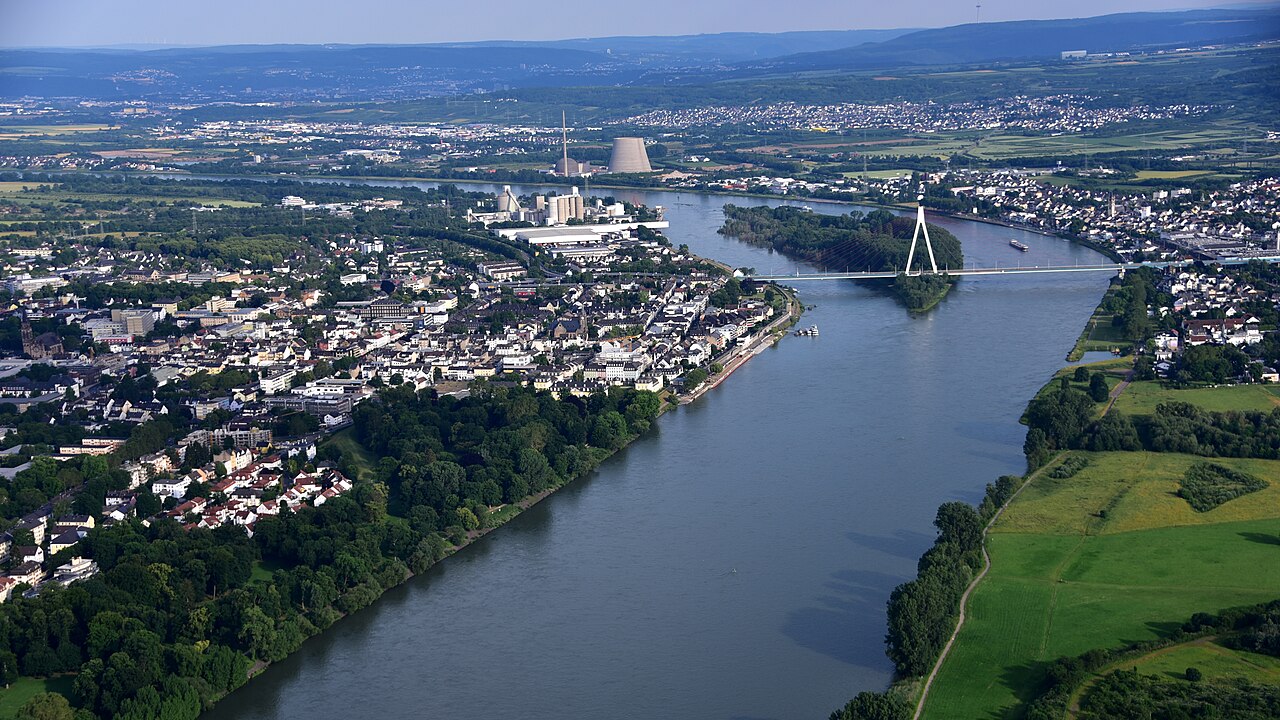 Luftaufnahme von Neuwied mit Rhein, Raiffeisenbrücke und Innenstadt